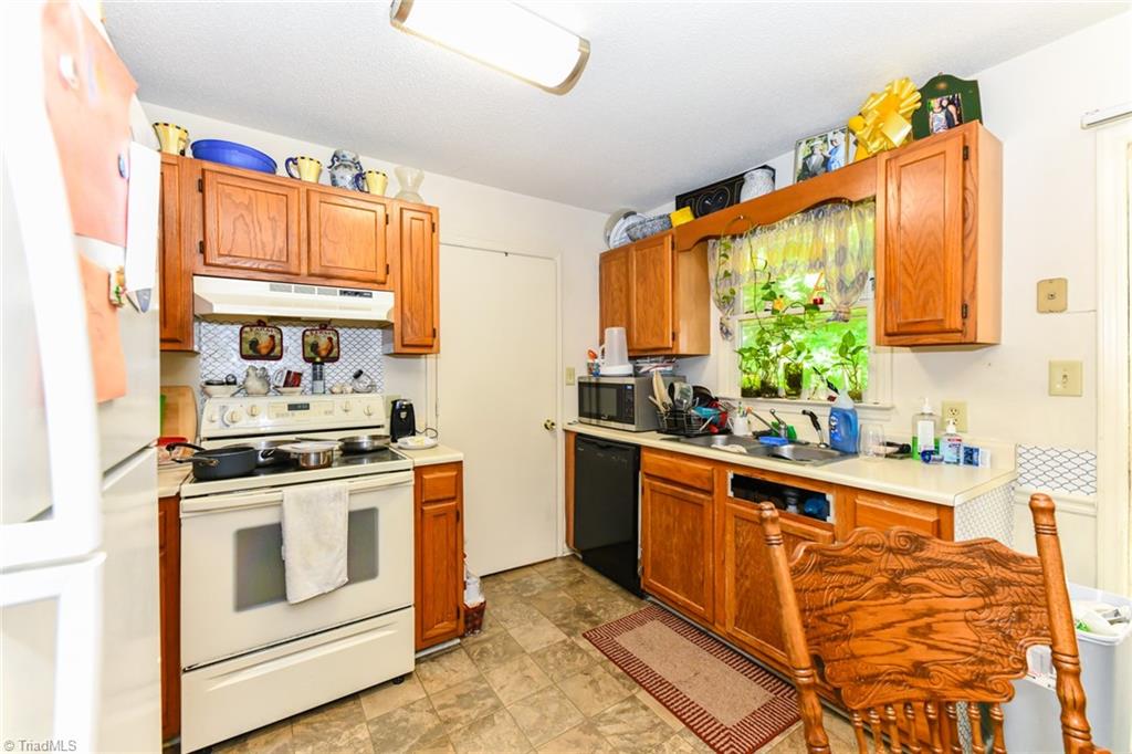 2002 Hummingbird Court High Point, NC 27265 - Photo 5 of 11