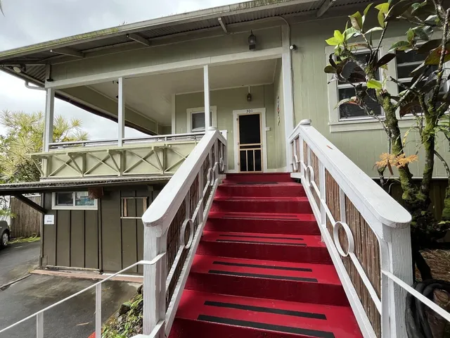 a view of entryway with a front door