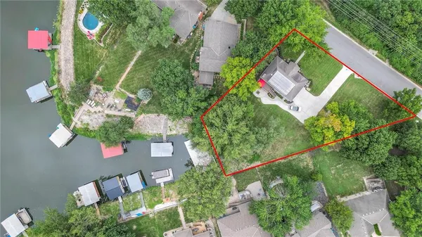 $825,000 | 244 Winnebago Drive, Lake Winnebago, MO 64034
