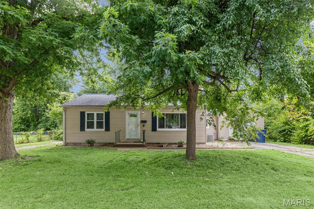 625 Royal Heights Road Belleville, IL 62226 - Photo 1 of 27