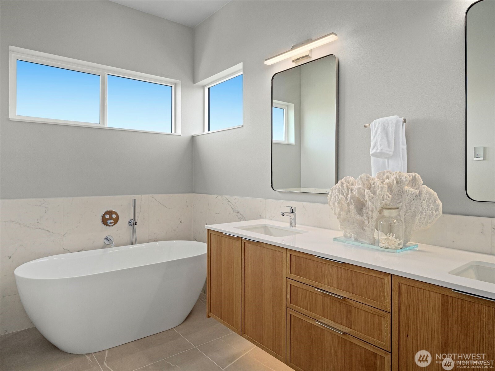 4464 Midvale Avenue North Seattle, WA 98103 - Photo 24 of 27 a bathroom with a bathtub and sink