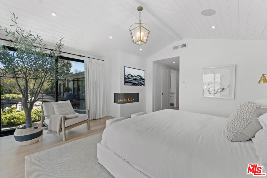 29351 Bluewater Road Malibu, CA 90265 - Photo 35 of 52 a spacious bedroom with a bed and a large window