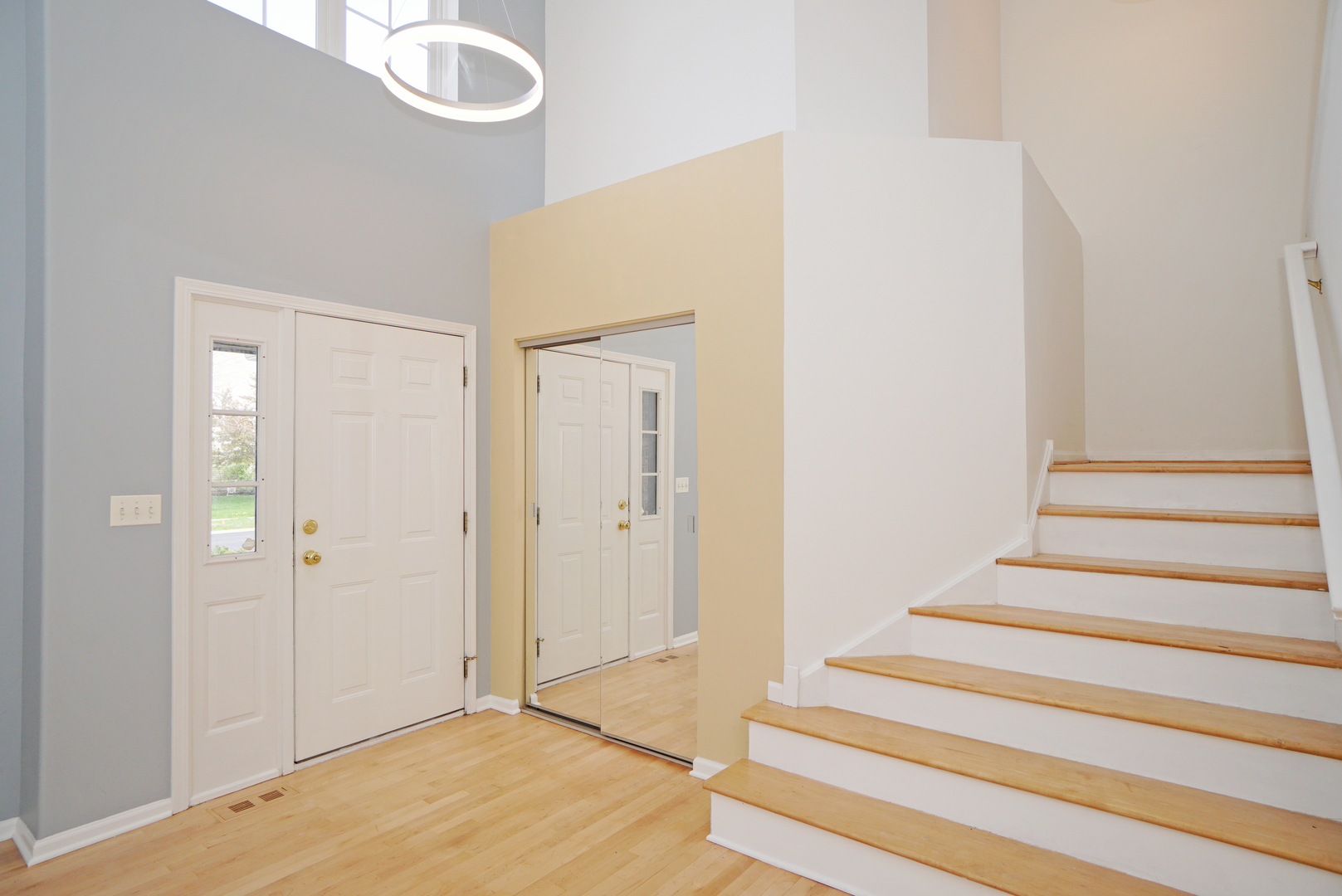 1910 Avalon Drive Wheeling, IL 60090 - Photo 3 of 36 a view of an entryway