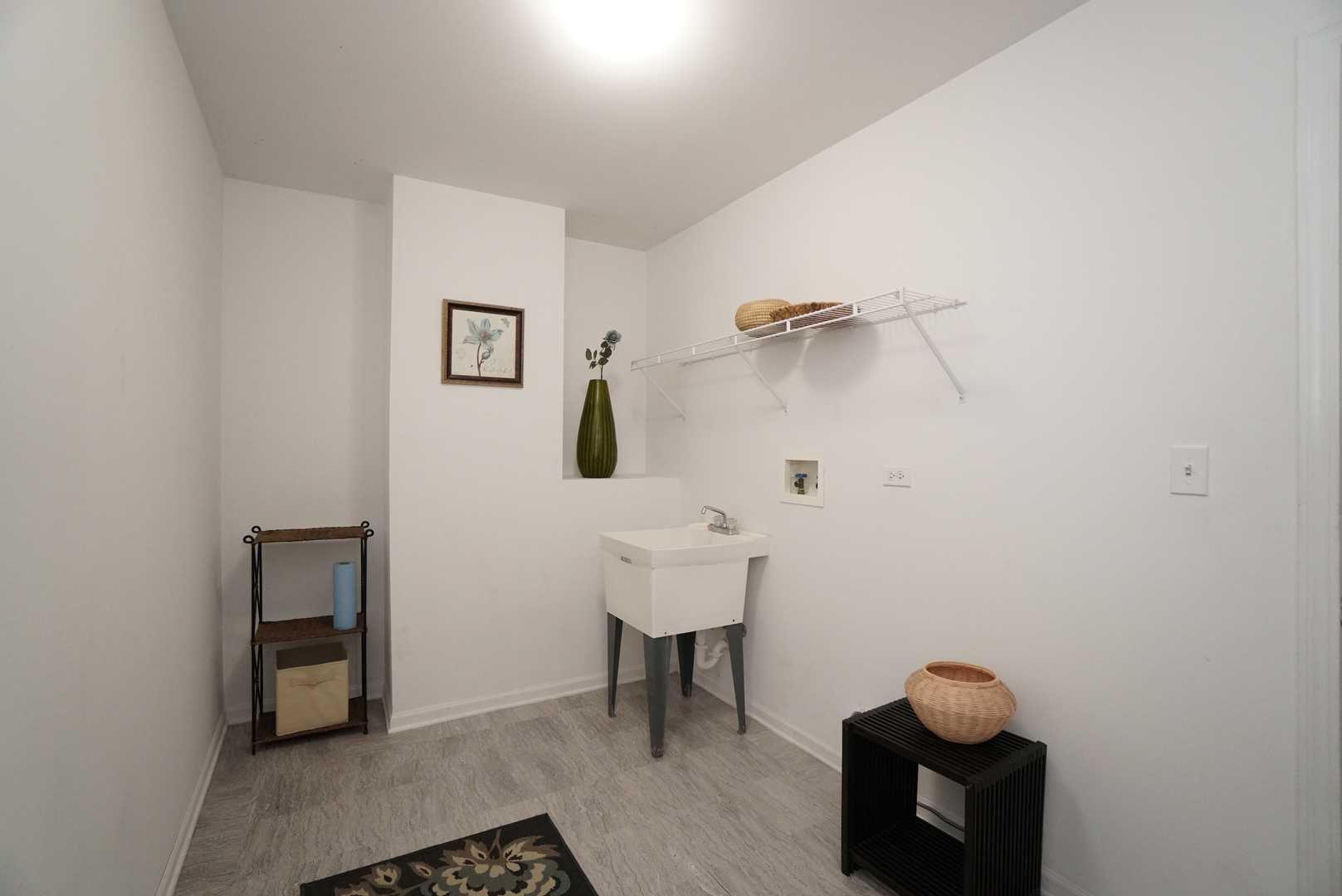 1910 Avalon Drive Wheeling, IL 60090 - Photo 10 of 36 a bathroom with a sink and a mirror
