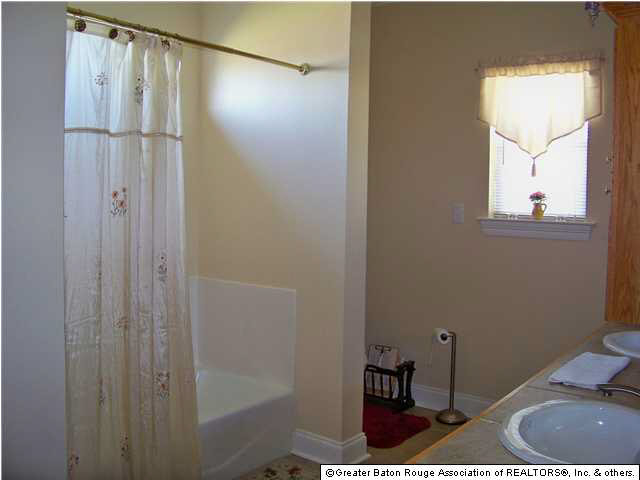 9580 Rustling Oaks Drive Baton Rouge, LA 70818 - Photo 6 of 10