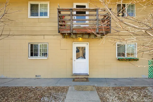 a view of a house with backyard