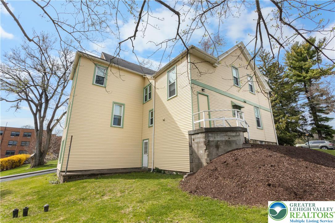 325 West Center Street Nazareth, PA 18064 - Photo 5 of 44