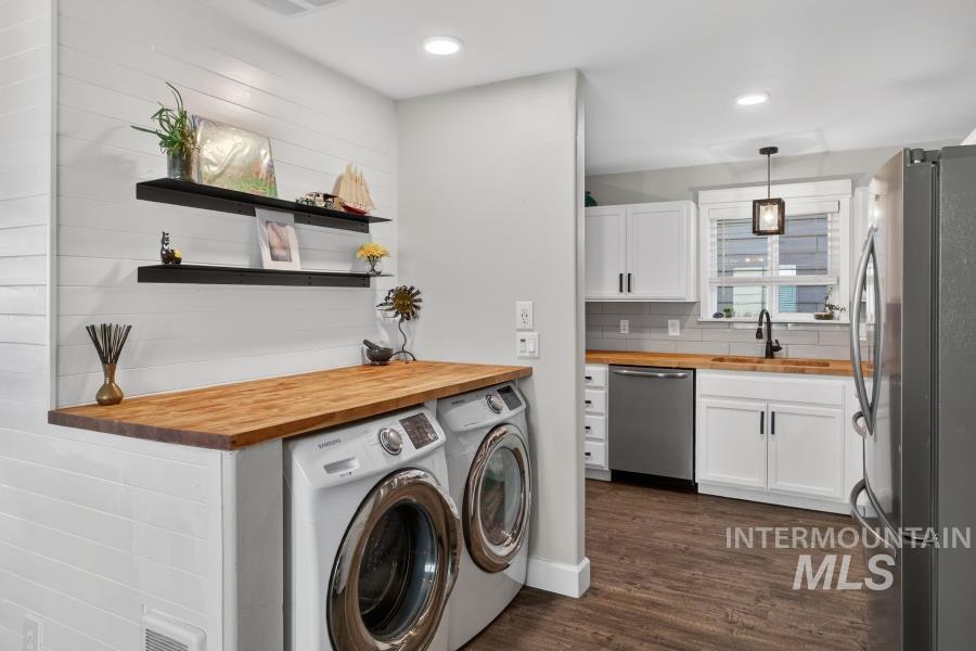 1342 Bristol Road Moscow, ID 83843 - Photo 14 of 26 Laundry area featuring washer and dryer, dark wood-type flooring, and recessed lighting