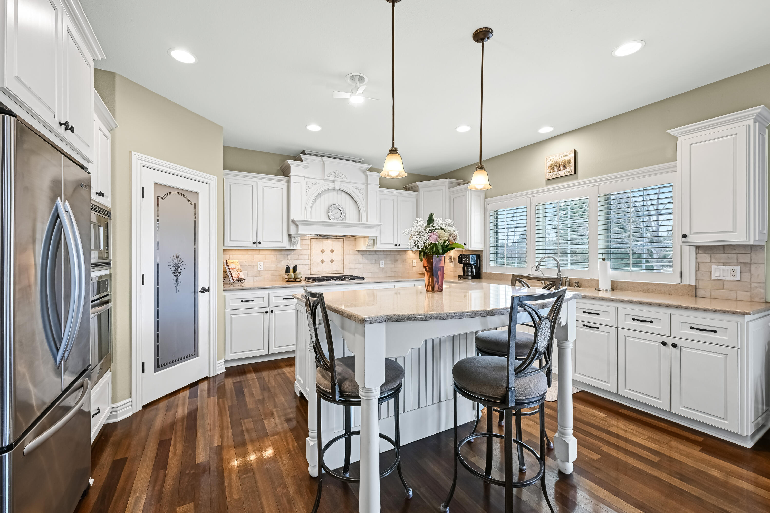 1260 4 Winds Way Hartland, WI 53029 - Photo 19 of 56 Beautiful Kitchen