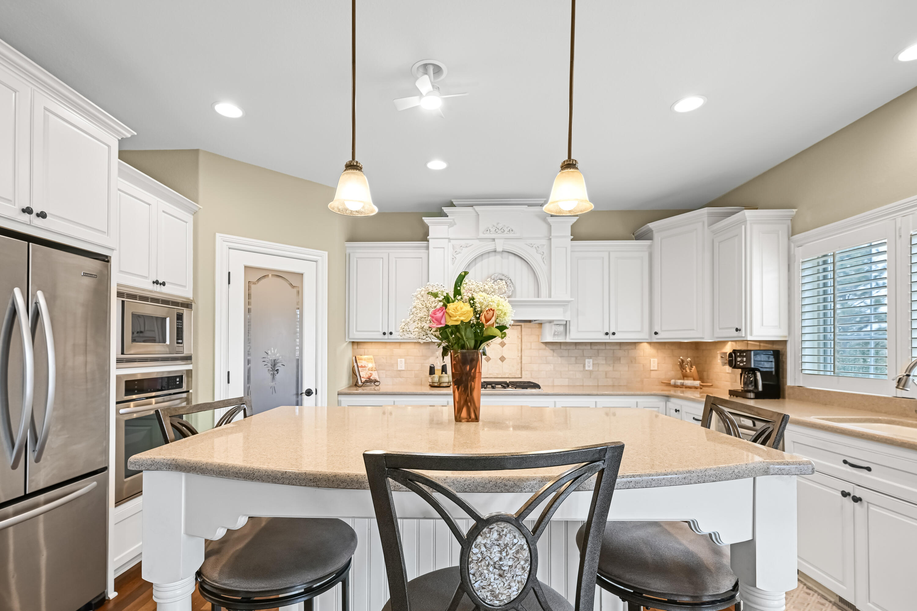 1260 4 Winds Way Hartland, WI 53029 - Photo 20 of 56 Kitchen Island With Seating
