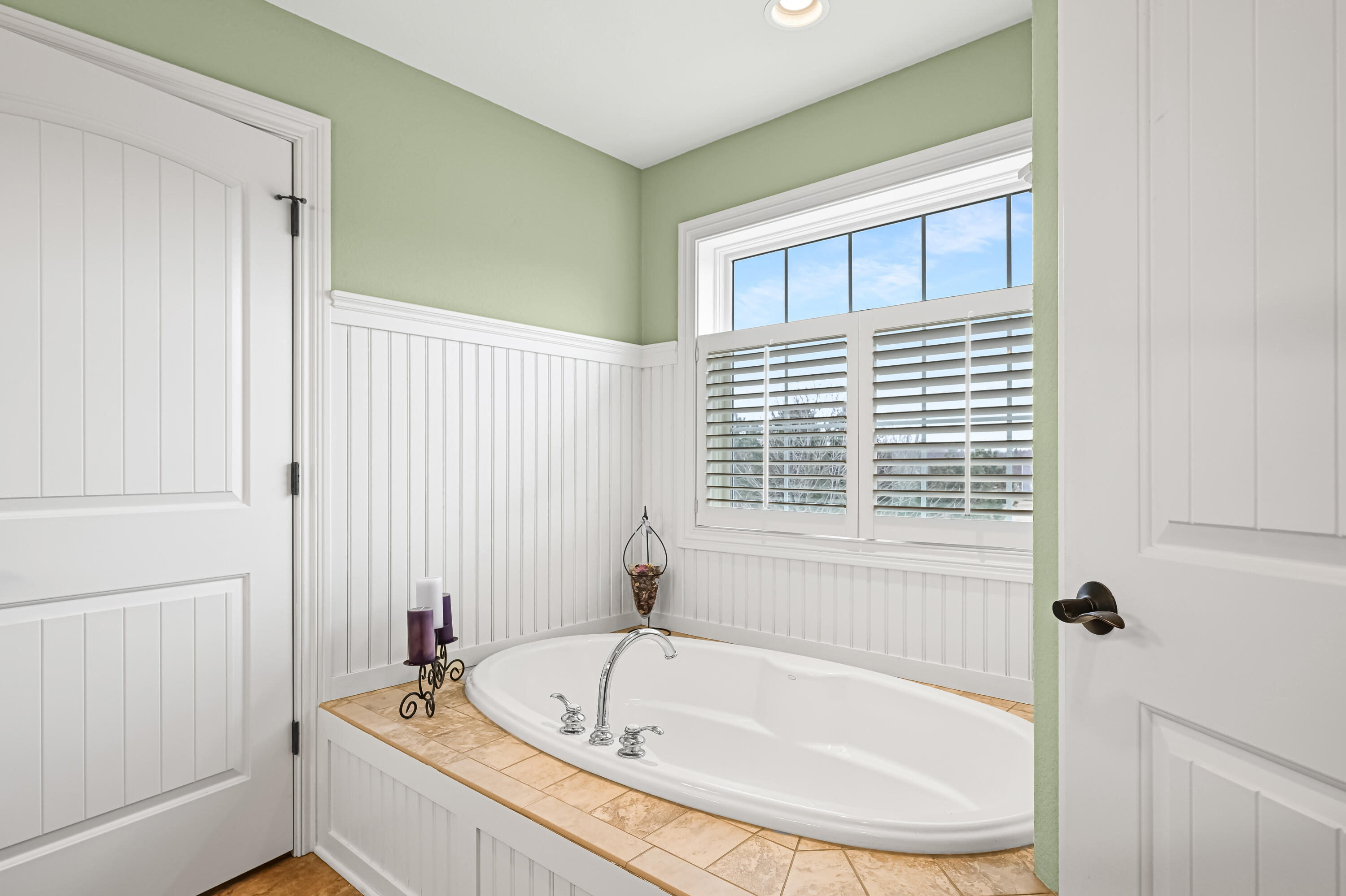 1260 4 Winds Way Hartland, WI 53029 - Photo 32 of 56 Soaking Tub