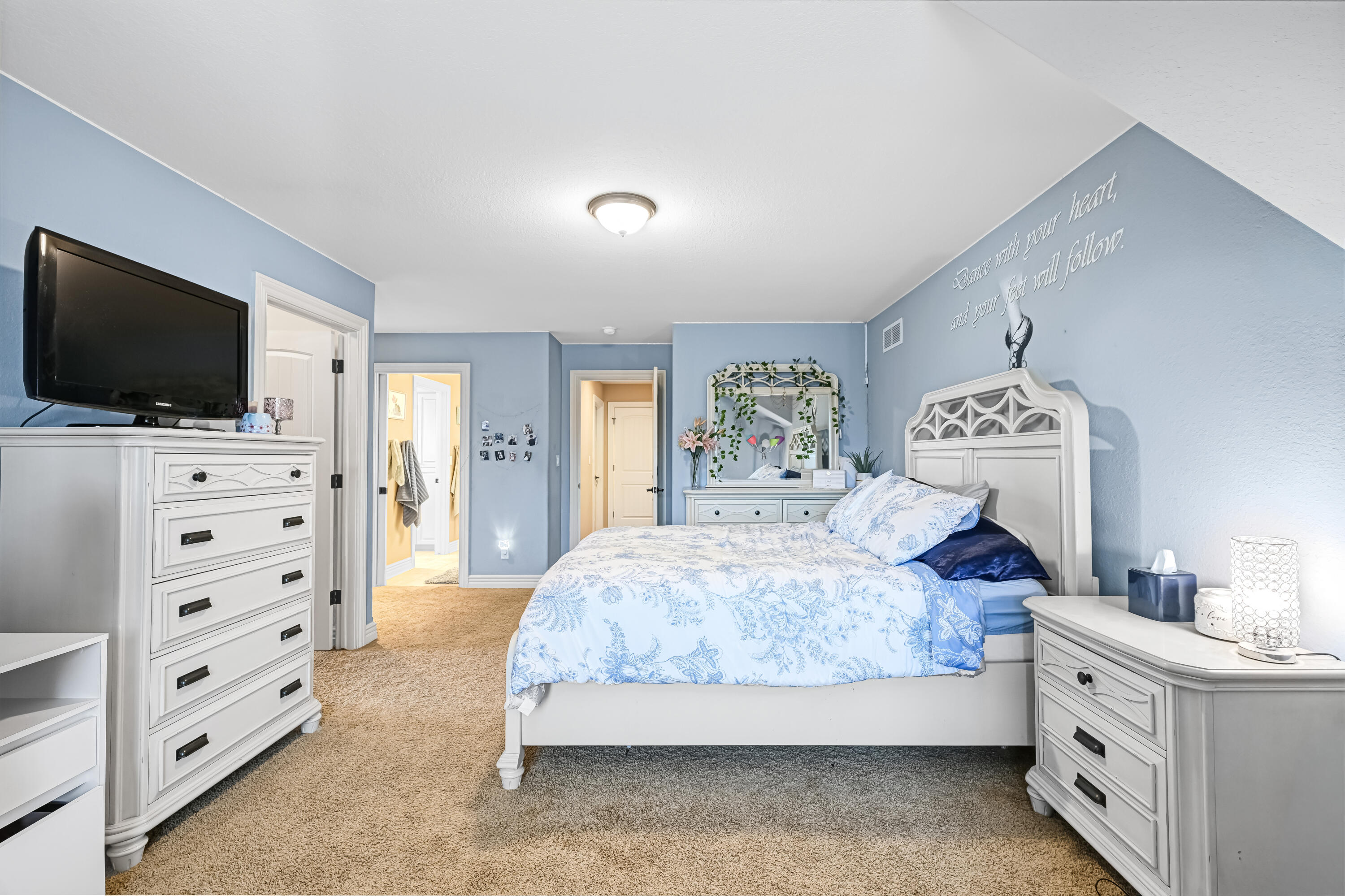 1260 4 Winds Way Hartland, WI 53029 - Photo 38 of 56 Bedroom