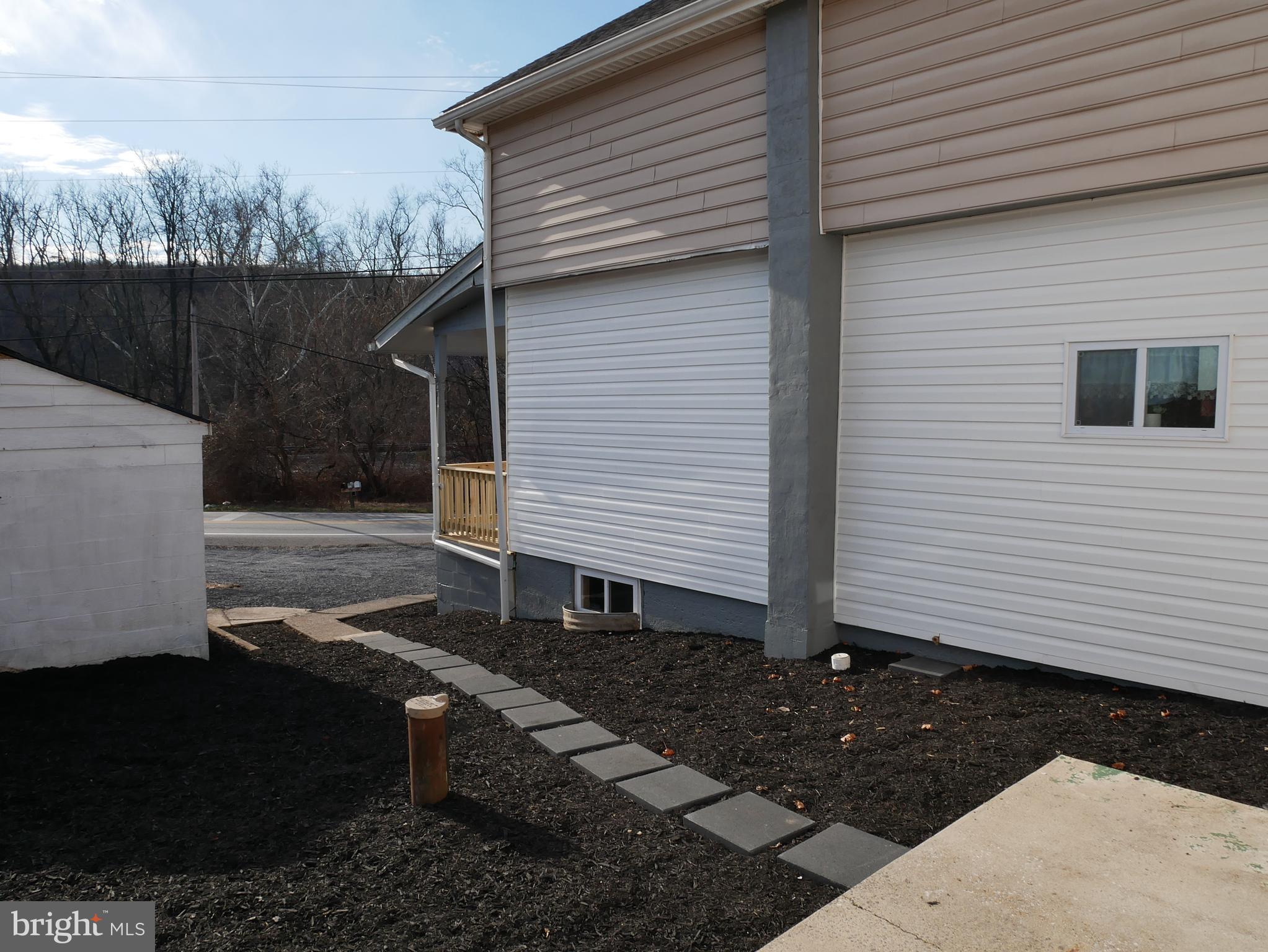 959 Golf Course Road Martinsburg, WV 25404 - Photo 7 of 35 a backyard of a house