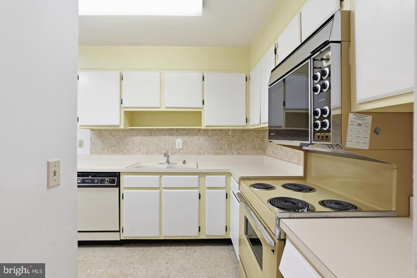 6101 Edsall Road, Unit 502 Alexandria, VA 22304 - Photo 7 of 34 Retro kitchen with plenty of cupboard space