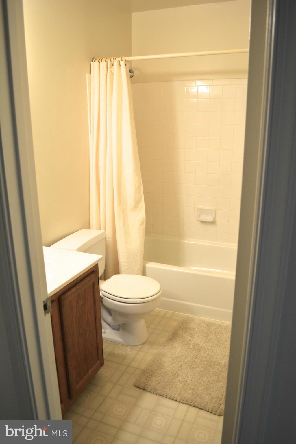 14901 Hatteras Way Silver Spring, MD 20906 - Photo 21 of 30 Upper level hall FULL BATH