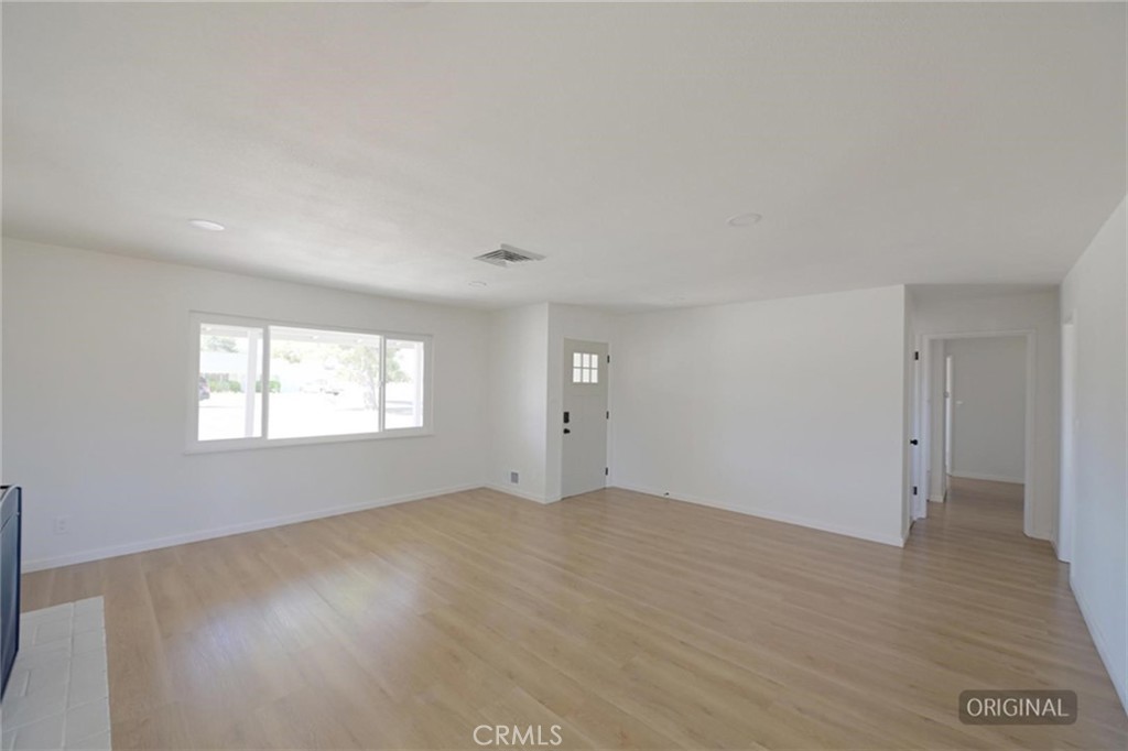 18190 Hiawatha Road Apple Valley, CA 92307 - Photo 5 of 28 Living Room