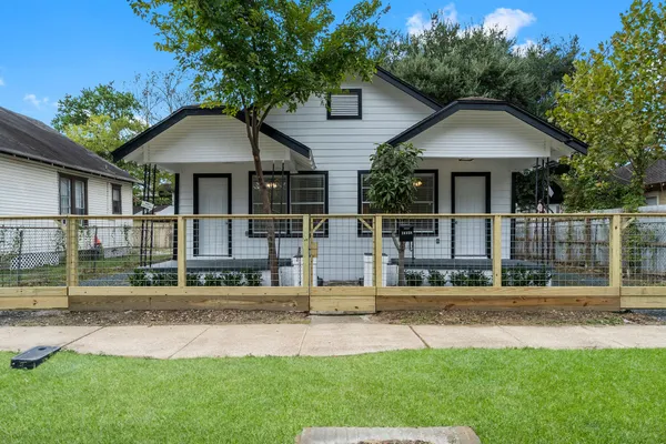 $1,575 | 1615 McKee Street, Houston, TX 77009