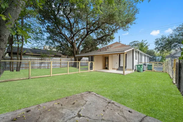 $1,575 | 1615 McKee Street, Houston, TX 77009