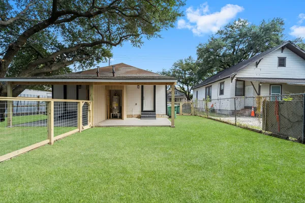 $1,575 | 1615 McKee Street, Houston, TX 77009