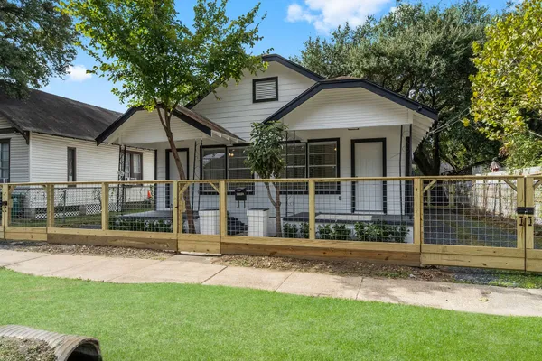 $1,575 | 1615 McKee Street, Houston, TX 77009