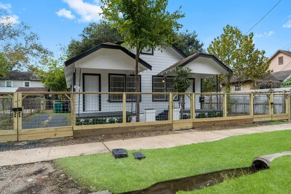 $1,575 | 1615 McKee Street, Houston, TX 77009