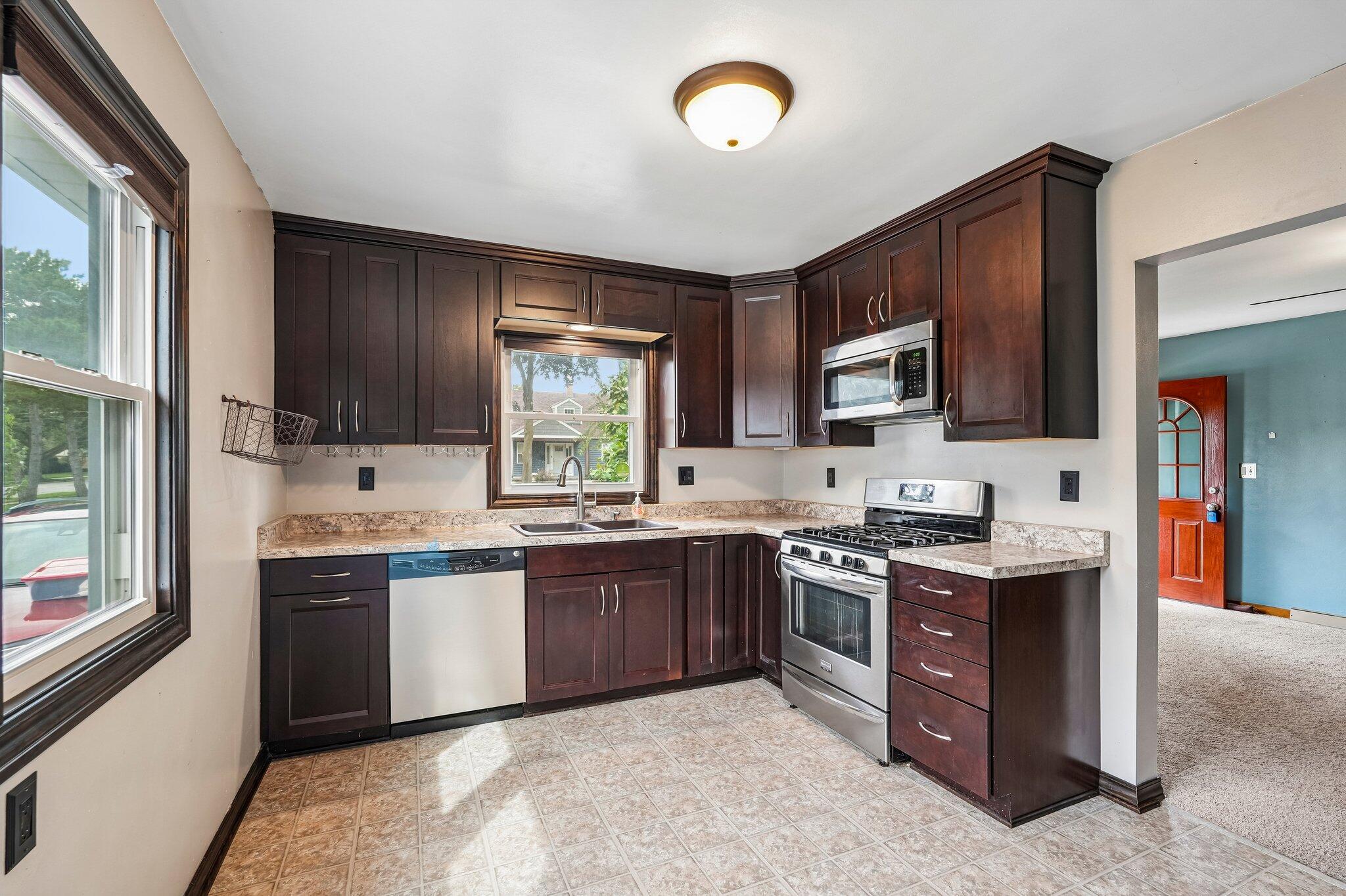 2617 Coolidge Avenue Racine, WI 53403 - Photo 12 of 43 12-web-or-mls-Coolidge Ave-S1109-012