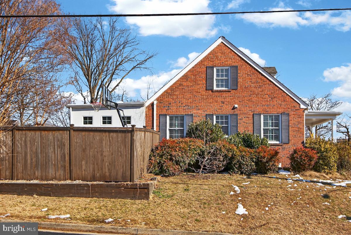 100 East Maple Street Alexandria, VA 22301 - Photo 110 of 114 a front view of a house with garden