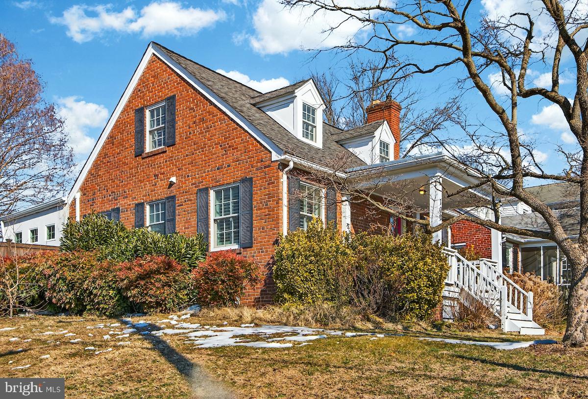 100 East Maple Street Alexandria, VA 22301 - Photo 113 of 114 a front view of a house with a yard