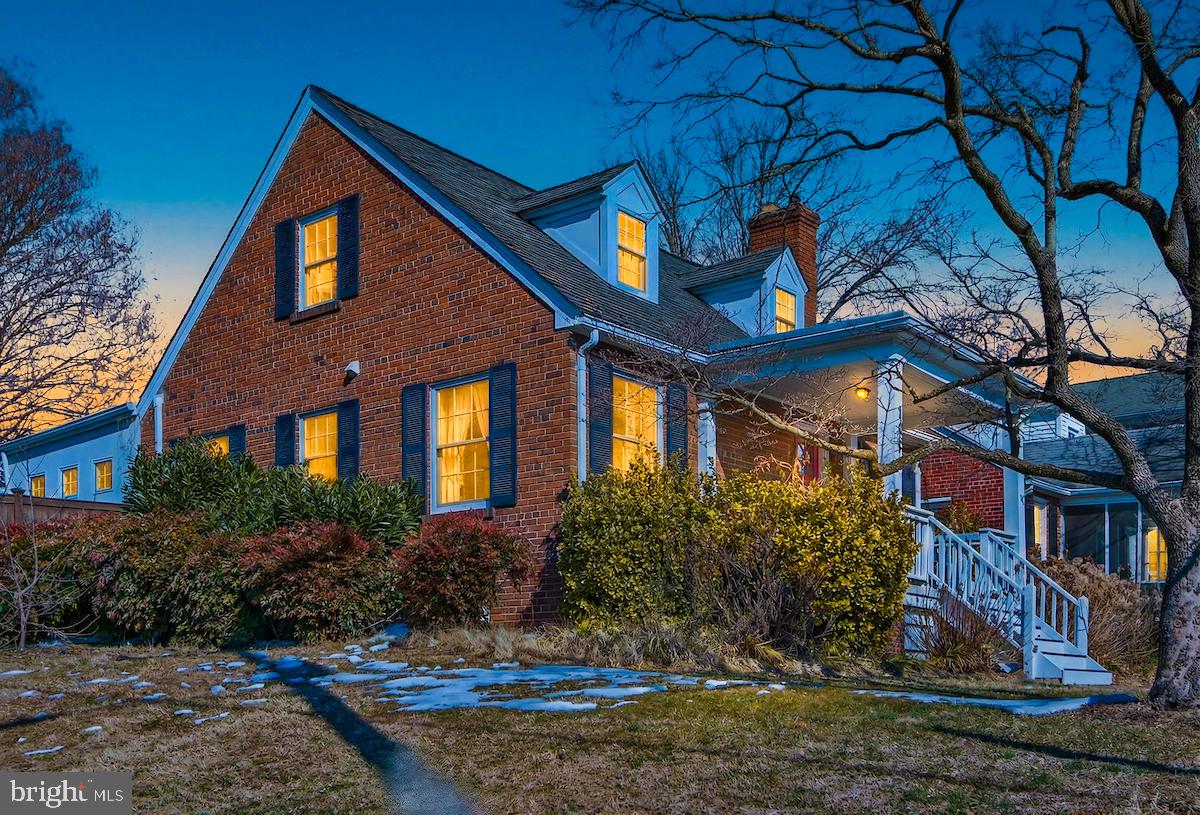 100 East Maple Street Alexandria, VA 22301 - Photo 114 of 114 a front view of a house with a yard