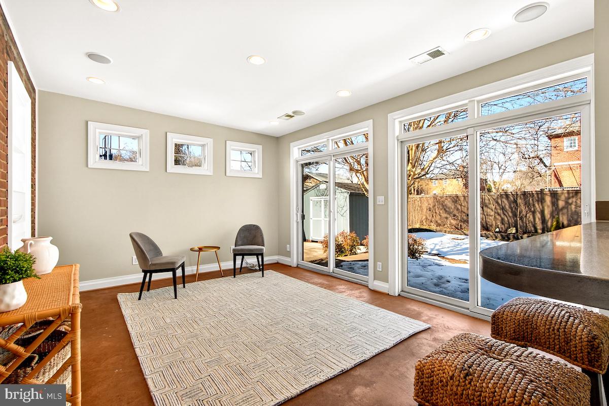100 East Maple Street Alexandria, VA 22301 - Photo 26 of 114 a living room with furniture and a large window