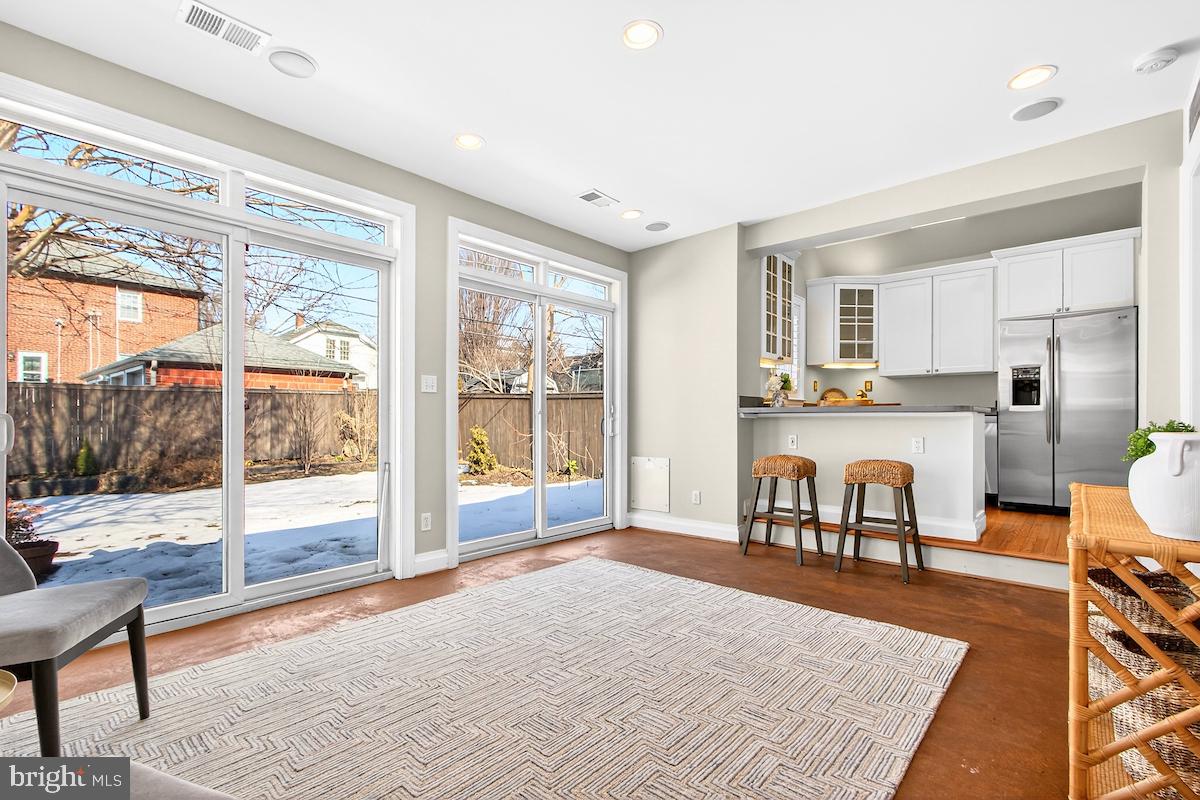 100 East Maple Street Alexandria, VA 22301 - Photo 28 of 114 a living room with stainless steel appliances granite countertop furniture and a large window