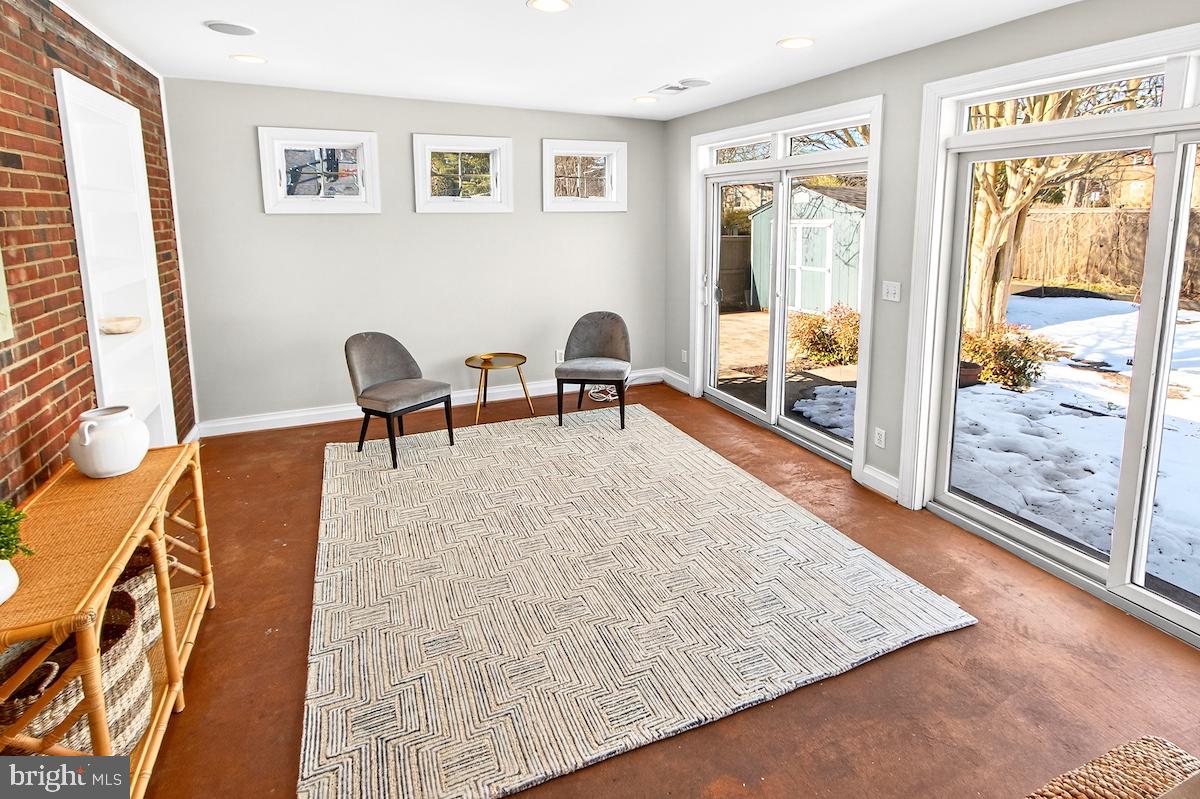 100 East Maple Street Alexandria, VA 22301 - Photo 32 of 114 a living room with furniture and a window