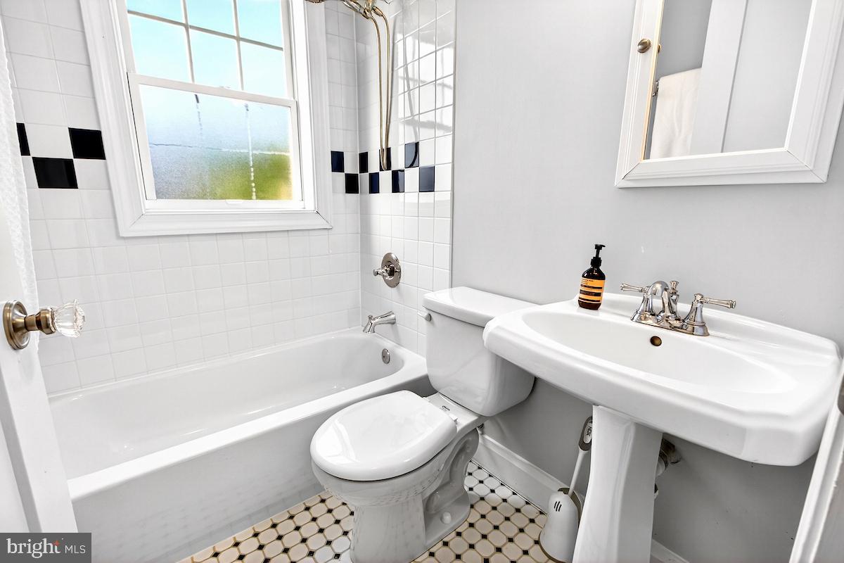 100 East Maple Street Alexandria, VA 22301 - Photo 37 of 114 a bathroom with a sink a toilet and a bathtub