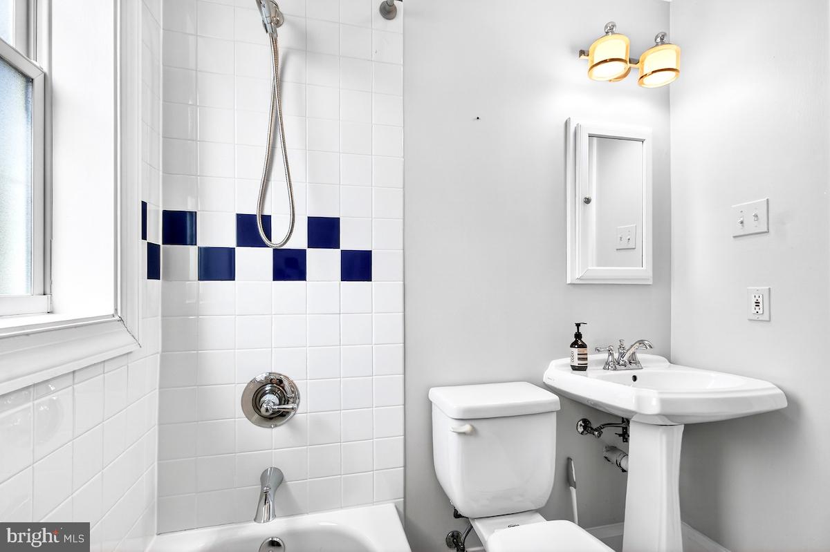 100 East Maple Street Alexandria, VA 22301 - Photo 38 of 114 a bathroom with a sink toilet and shower