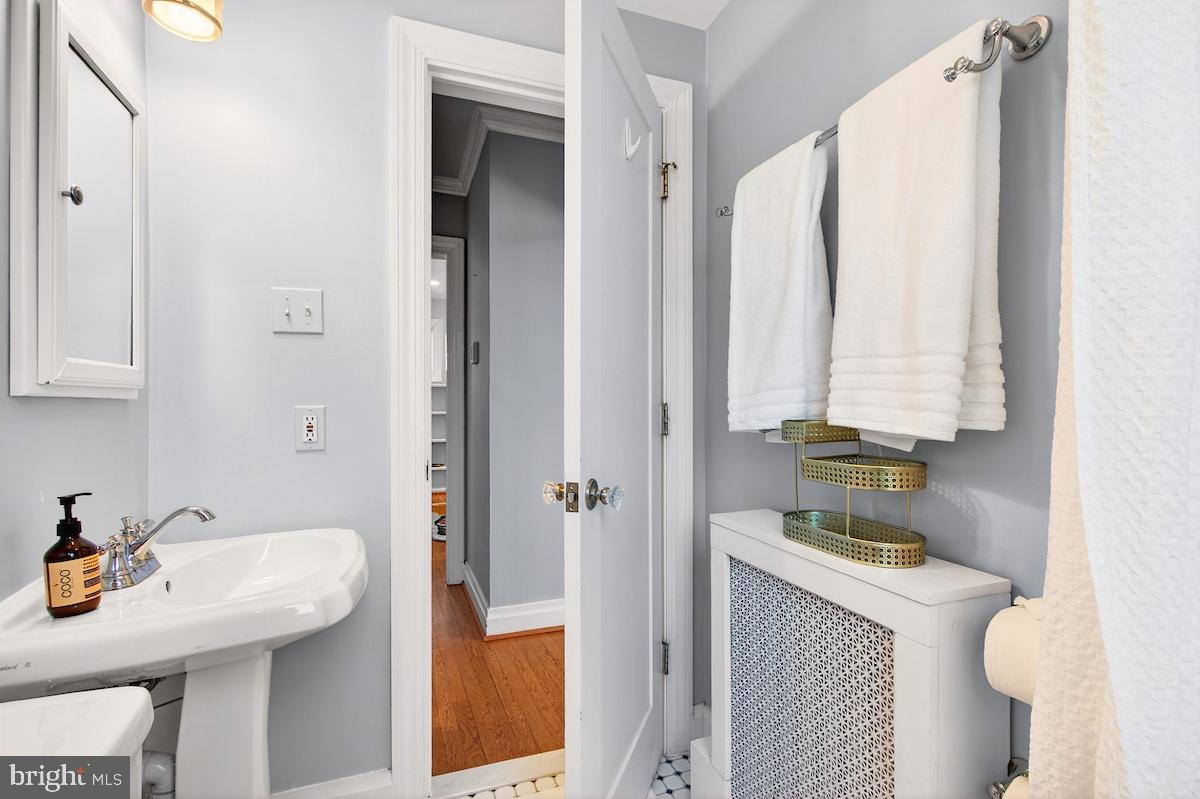 100 East Maple Street Alexandria, VA 22301 - Photo 39 of 114 a bathroom with a sink a toilet and shower