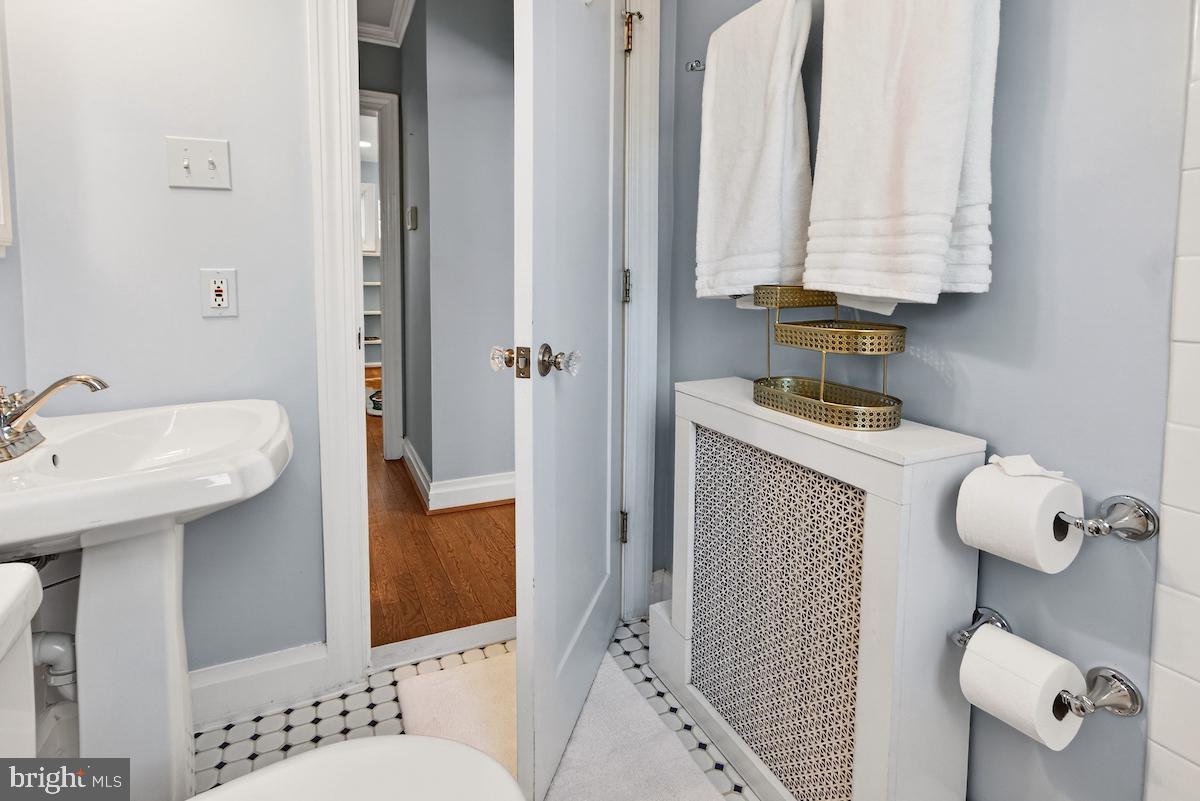 100 East Maple Street Alexandria, VA 22301 - Photo 40 of 114 a bathroom with a sink a toilet and mirror