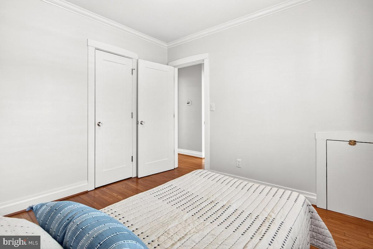 100 East Maple Street Alexandria, VA 22301 - Photo 43 of 114 a bedroom with a bed and a bathroom