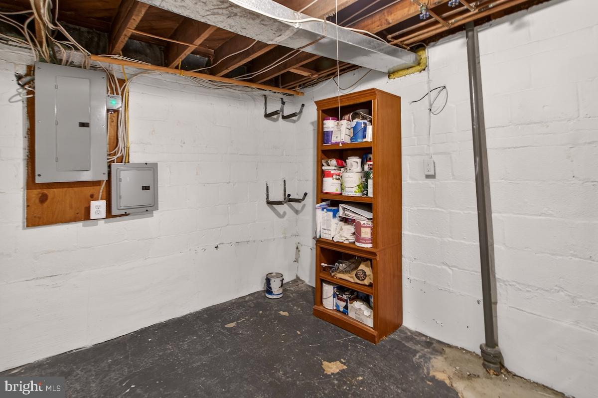 100 East Maple Street Alexandria, VA 22301 - Photo 71 of 114 a view of walk in closet with empty racks