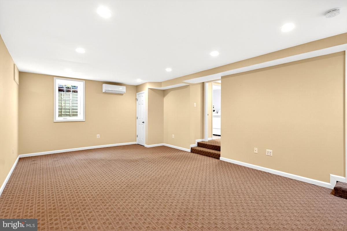 100 East Maple Street Alexandria, VA 22301 - Photo 77 of 114 a view of an empty room with a window