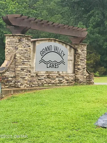 a sign of golf club on a wall