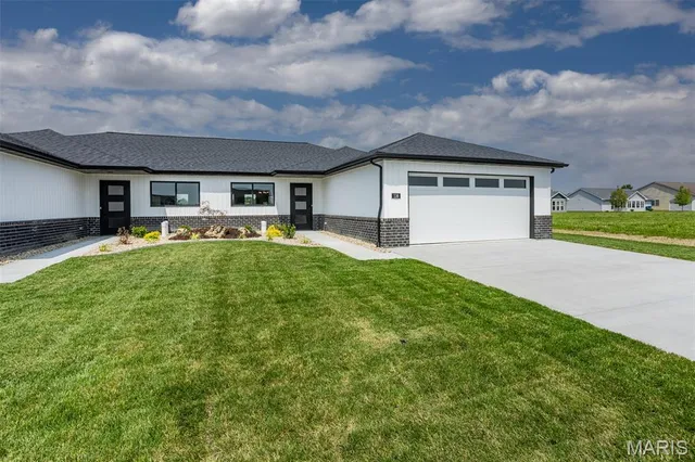 $271,000 | 116 Bridgeport Drive, Moro, IL 62067