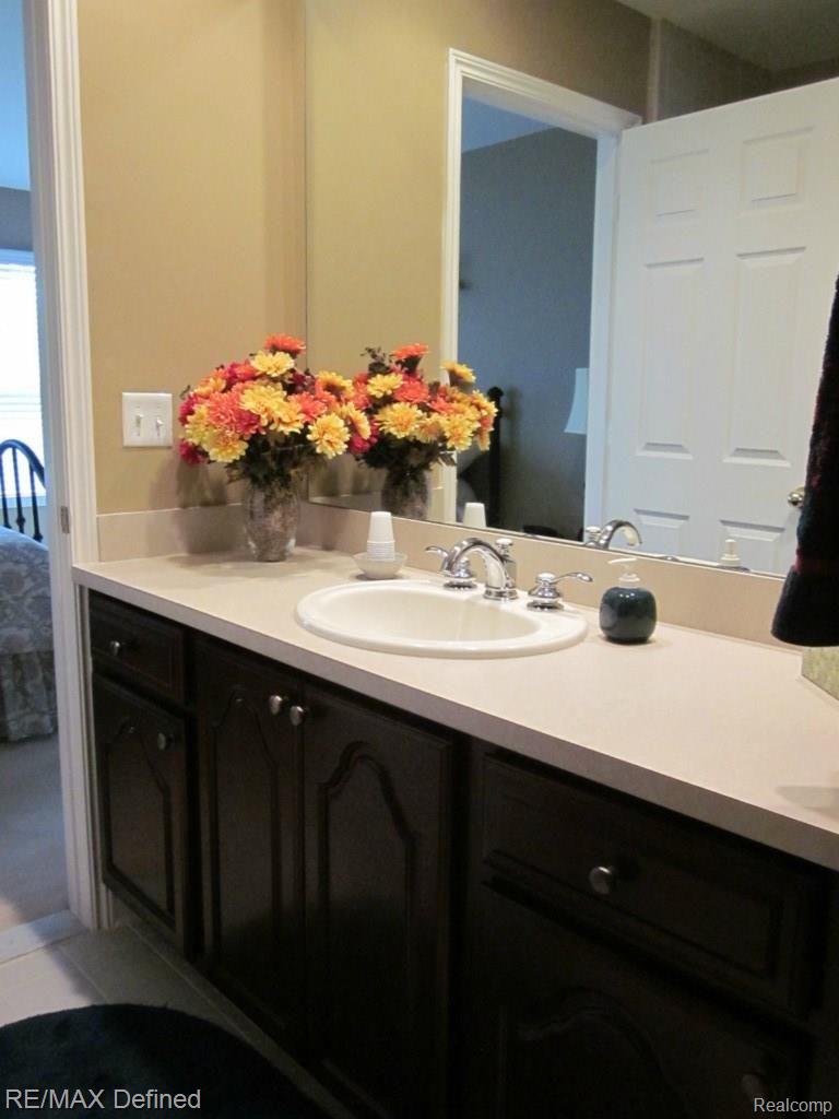 634 West Bluff Court Rochester, MI 48307 - Photo 29 of 33 Jack 'n Jill Bath
