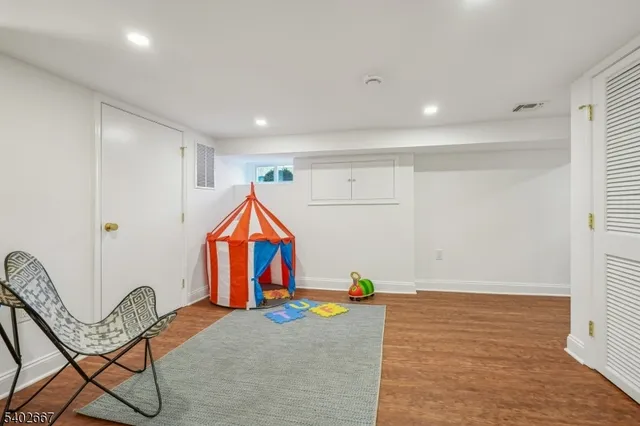 a view of livingroom with furniture