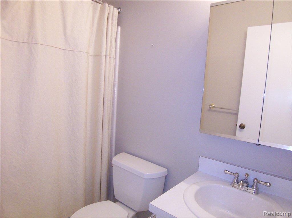 1302 Brook Lane, Unit 287 Rochester, MI 48306 - Photo 14 of 19 MASTER BATH