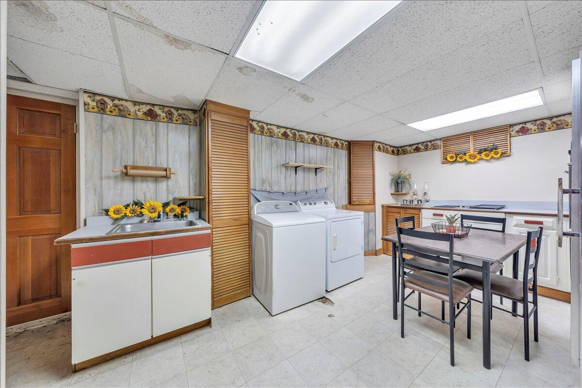1525 West Ruritan Road Roanoke, VA 24012 - Photo 32 of 62 a kitchen with a stove a refrigerator and a dining table