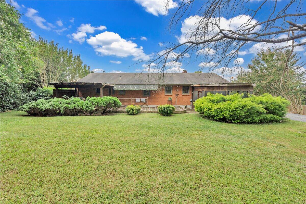 1525 West Ruritan Road Roanoke, VA 24012 - Photo 44 of 62 a front view of a house with garden