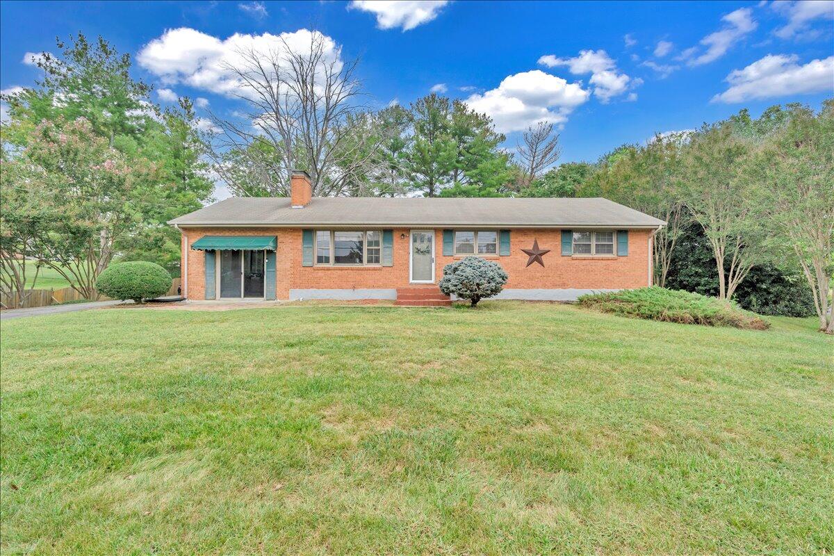 1525 West Ruritan Road Roanoke, VA 24012 - Photo 56 of 62 a front view of a house with garden