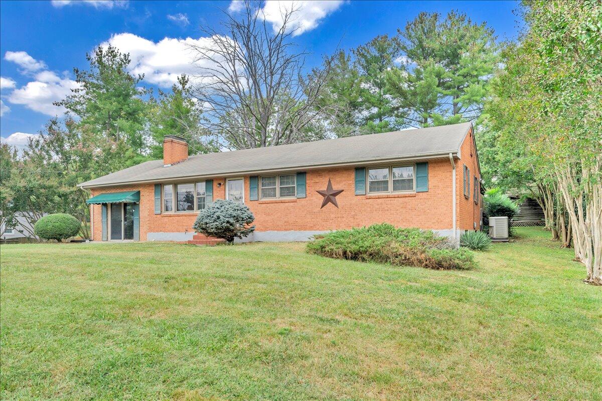 1525 West Ruritan Road Roanoke, VA 24012 - Photo 58 of 62 a front view of a house with garden
