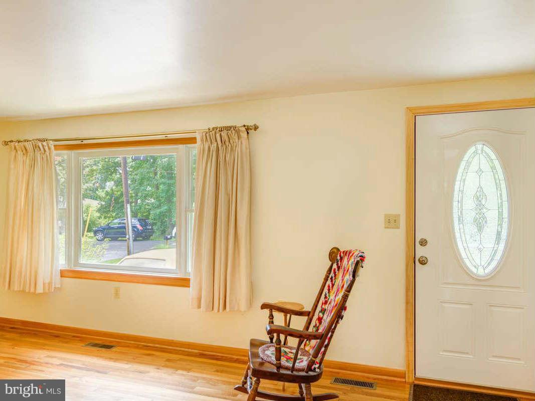 478 Edgewater Road Pasadena, MD 21122 - Photo 9 of 22 Living Room