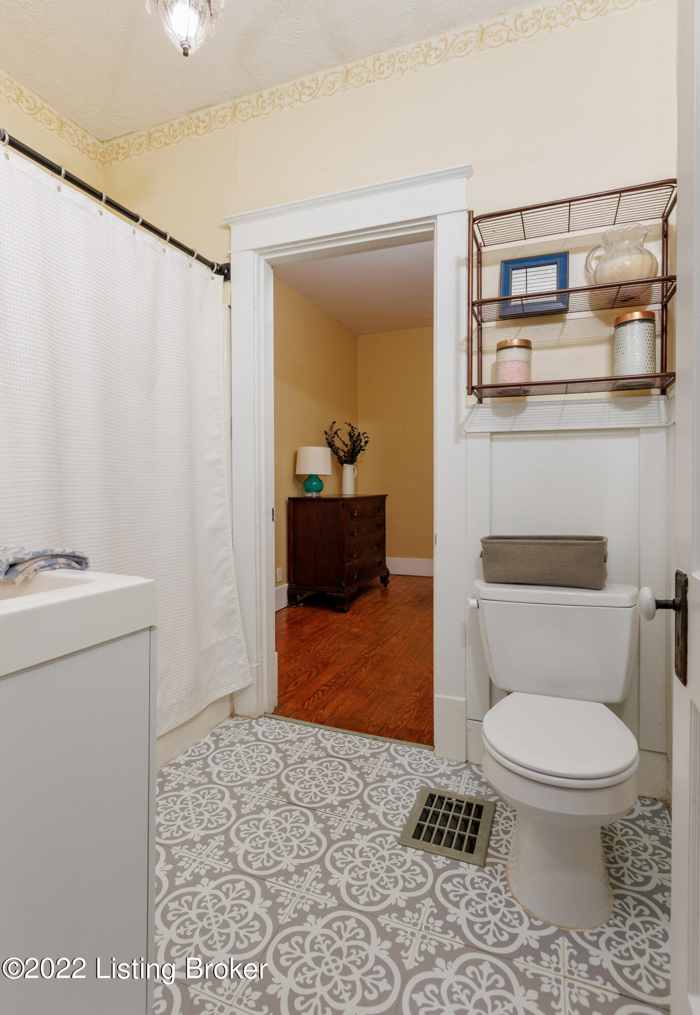802 Reading Road Louisville, KY 40217 - Photo 17 of 24 019